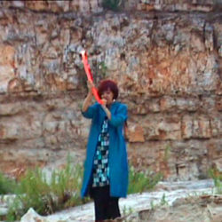 Fatima Miranda si esibisce alla cava di Gianecchia