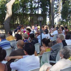Il pubblico del Festival in ascolto all’ombra della pineta