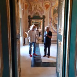 Giampiero Mughini e Franco Toselli visitano la mostra "Puglia 1900-1950. Lo sguardo del Touring Club Italiano"