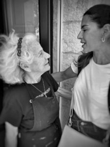 La signora Ida accoglie gli ospiti del Festival