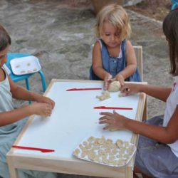 Imparare a fare le orecchiette. Crescere sani impastando