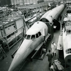 Il modello in legno in scala del Concorde sul quale vengono effettuate le prove di arredamento e di allestimento; stabilimento BAC, Bristol, dicembre 1963 - Archivio Storico Touring Club Italiano (Mostra "Homo faber: l'intelligenza della mano")