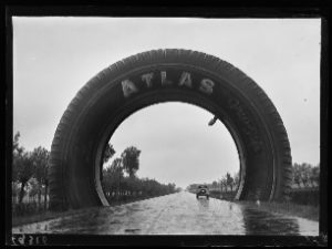 Mostra «Scene di strada» - Ingresso a Novara dell'autostrada per Torino, sormontato dalla riproduzione di uno pneumatico gigante Atlas, aprile 1950 - Archivio Publifoto Intesa Sanpaolo