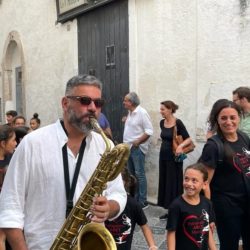 Francesco Massaro e le piccole majorettes di Martina Franca conducono la marcia inaugurale