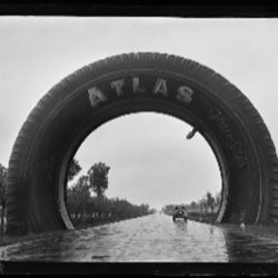 Mostra «Scene di strada» : Ingresso a Novara dell'autostrada per Torino, sormontato dalla riproduzione di uno pneumatico gigante Atlas, aprile 1950 - Archivio Publifoto Intesa Sanpaolo
